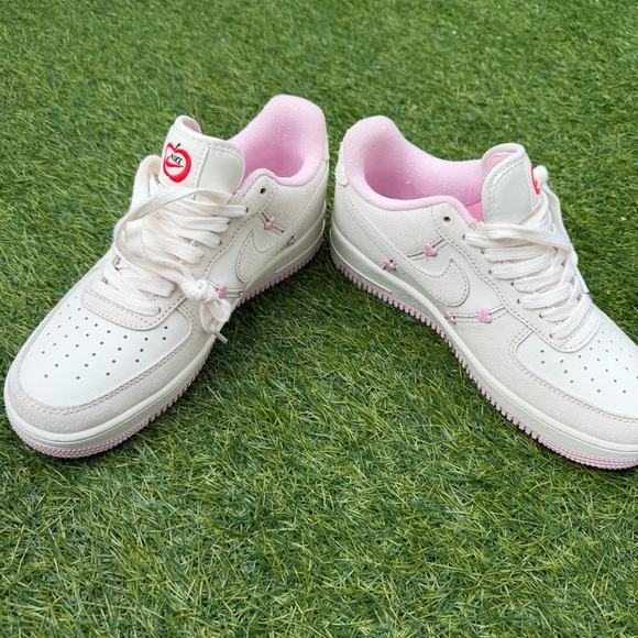 Women’s Valentine’s Day Air Force 1 low size 8.5 - Picture 8 of 14